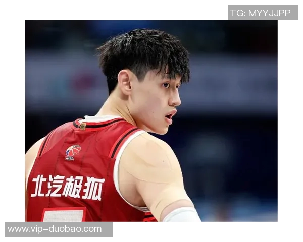 曾凡博上场即紧逼布克遭吹防守犯规展现CBA防守强度